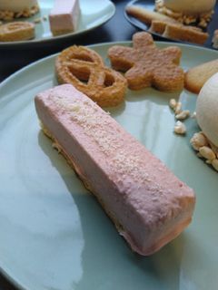 Une photo de Entremet framboise chocolat blanc