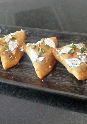 मीठे समोसे (meethe Samose recipe in hindi) रेसिपी मुख्य फोटो