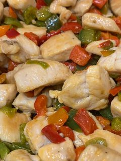 Una foto de Pechuga de pollo con pimientos