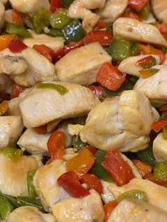 Una foto de Pechuga de pollo con pimientos