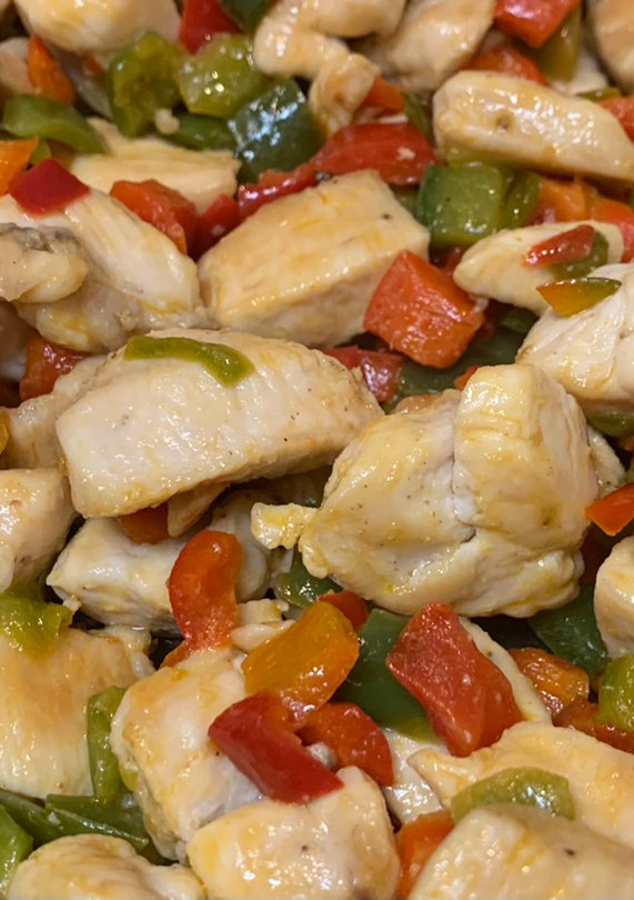 Una foto de Pechuga de pollo con pimientos