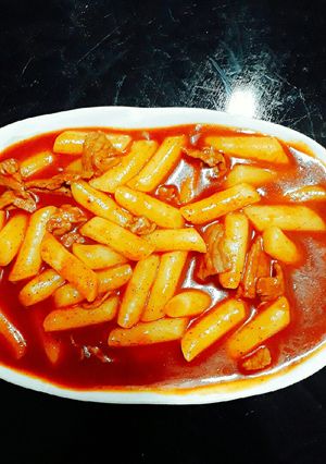 Hình của món Tokbokki sốt bò.