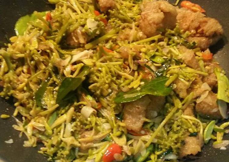 Tumis Bunga Pepaya + Kerupuk Rambak