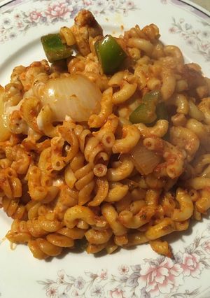 Una foto de Pasta con pollo y vegetales
