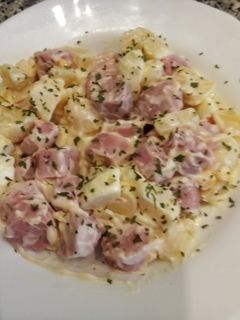 Una foto de Ensalada fría individual de salchicha y patatas