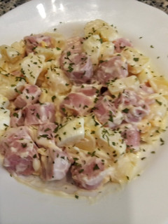 Una foto de Ensalada fría individual de salchicha y patatas
