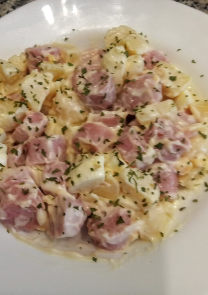 Una foto de Ensalada fría individual de salchicha y patatas