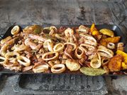 Una foto de parrillada de marisco