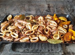 Una foto de Parrillada de mariscos🦐🦑🦐 con vegetales