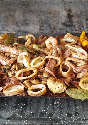 Una foto de Parrillada de mariscos🦐🦑🦐 con vegetales