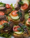 Самые легкие и вкусные бутерброды со шпротами на праздничный стол