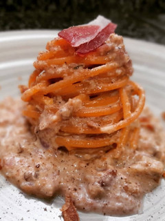 Una foto de Espaguettis picantes con salsa de rovellons y jamón