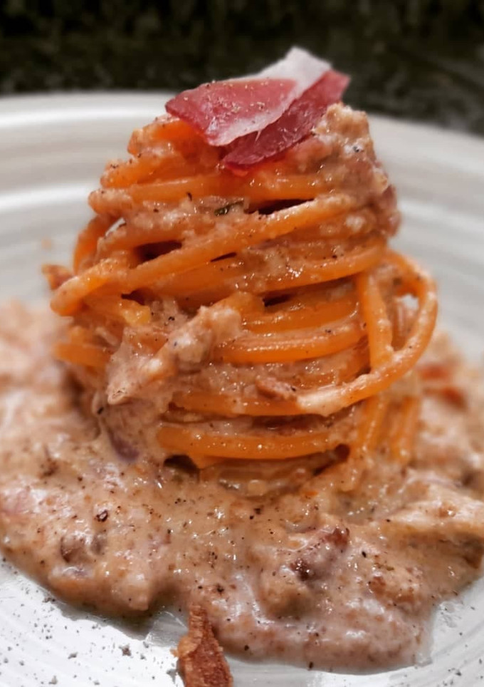 Una foto de Espaguettis picantes con salsa de rovellons y jamón