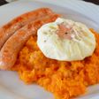 Calabaza al ajillo con salchichas frescas y huevo poché