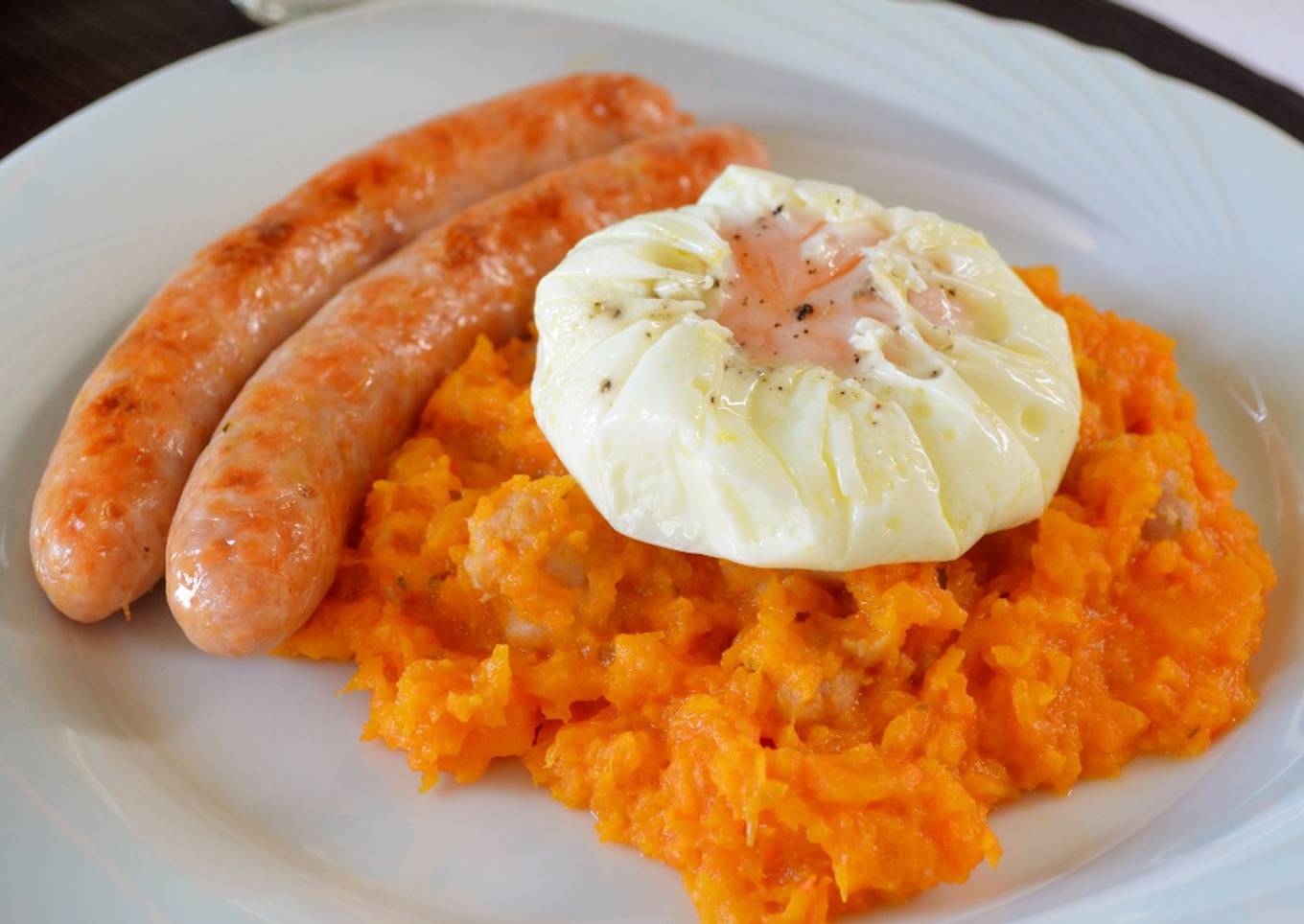 Calabaza al ajillo con salchichas frescas y huevo poché