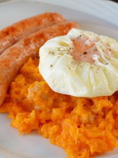 Una foto de Calabaza al ajillo con salchichas frescas y huevo poché