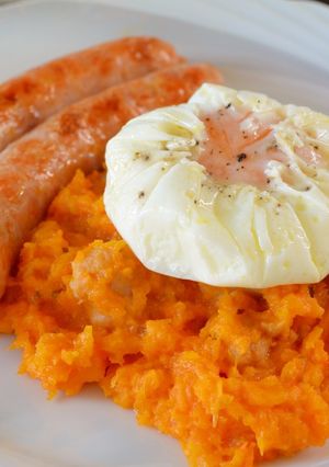 Foto principal de Calabaza al ajillo con salchichas frescas y huevo poché