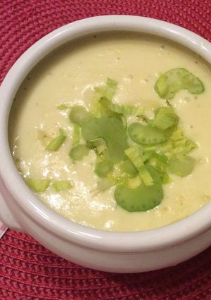 Una foto de Crema de apio, puerro y patata