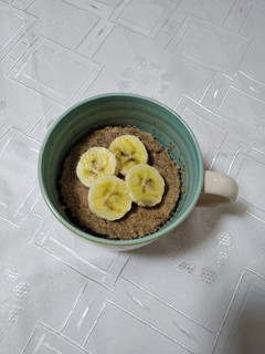 Una foto de Mug cake vegano de banana 🍌 -pura fibra y saludable- :)