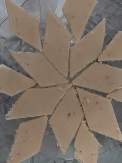 કાજુ કતરી (Kaju Katari Recipe In Gujarati) રેસીપી મુખ્ય ફોટો