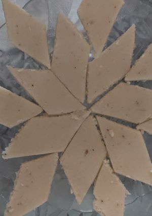 કાજુ કતરી (Kaju Katari Recipe In Gujarati) રેસીપી મુખ્ય ફોટો