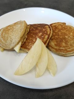 Una foto de Tortitas rellenas de manzana 🥞🍏