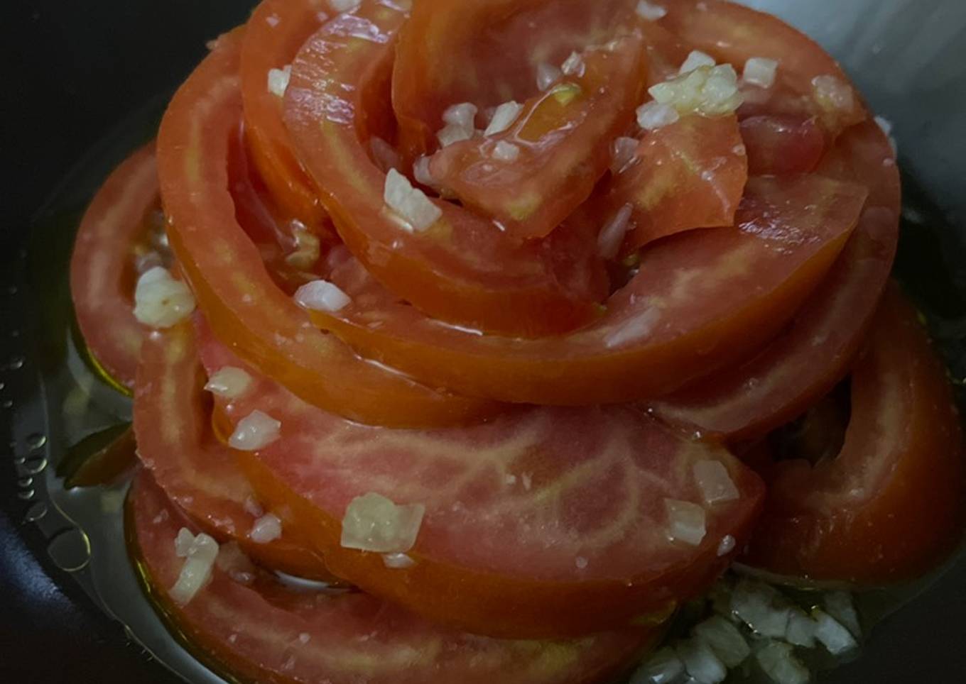 Ensalada de tomate con ajo