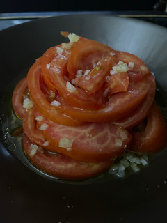 Una foto de Ensalada de tomate con ajo
