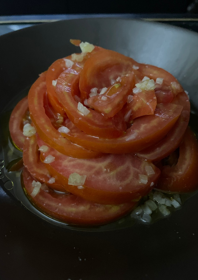 Una foto de Ensalada de tomate con ajo