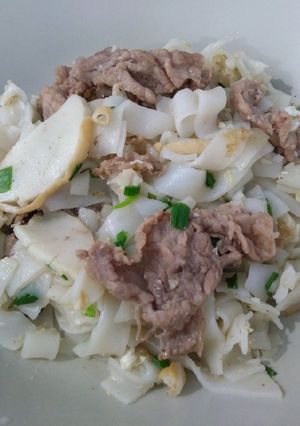 A picture of 干炒牛河 Stir-fry Flat Noodles with Beef.