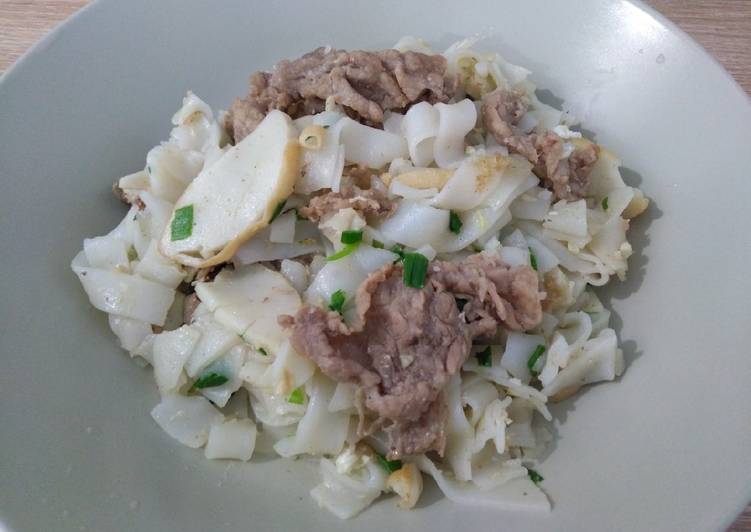 干炒牛河 Stir-fry Flat Noodles with Beef