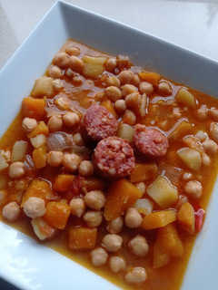 Una foto de Estofado de garbanzos y calabaza en olla GM