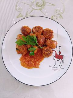 Una foto de Albóndigas de pescado en salsa de tomate