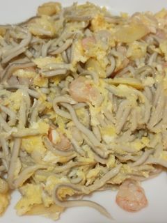 Una foto de Revuelto de gulas y gambas