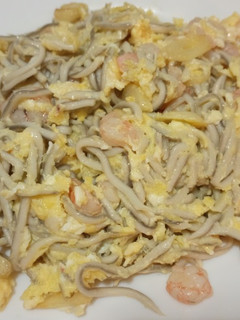 Una foto de Revuelto de gulas y gambas