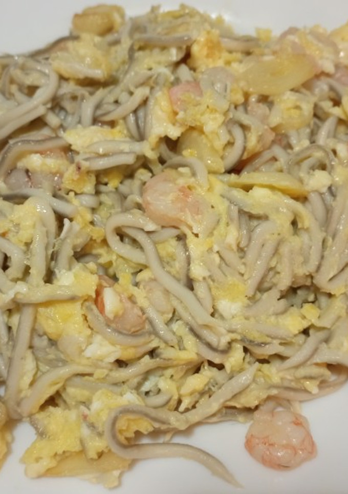 Una foto de Revuelto de gulas y gambas