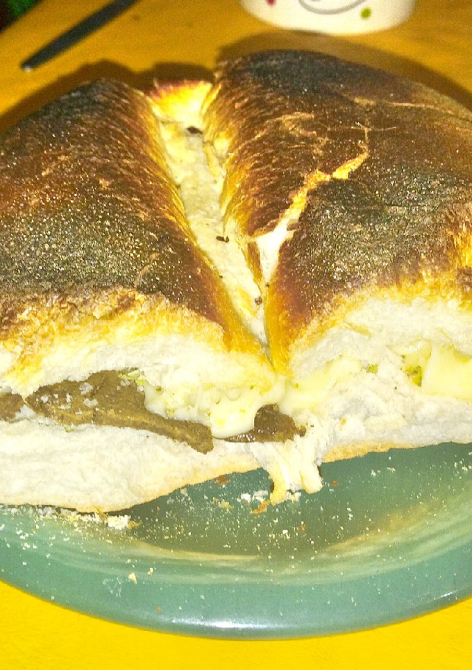 Una foto de Sándwich Carne, queso, orégano