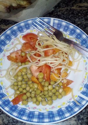 Una foto de Pasta fría con ensalada, Almuerzo Express!!