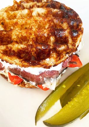 Una foto de Sándwich con waffle de coliflor keto