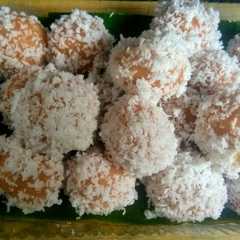 รูปของ Klepon ubi kuning