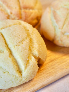 Una foto de Meronpan, pan de melón (メロンパン)/ Pan japonés