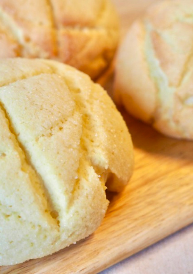 Una foto de Meronpan, pan de melón (メロンパン)/ Pan japonés
