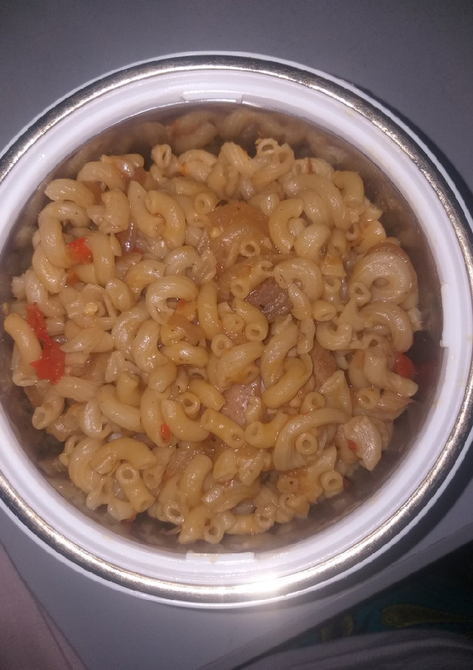A picture of Jollof twist macaroni with liver.
