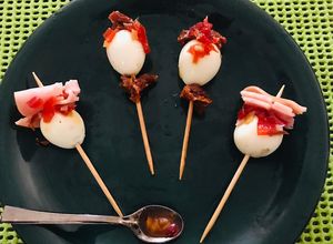 Una foto de Huevos de codorniz con dip de pimentón