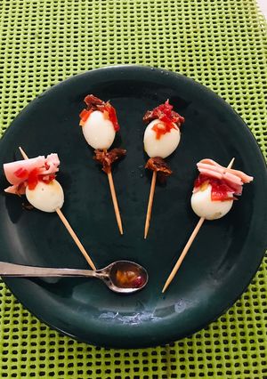 Una foto de Huevos de codorniz con dip de pimentón