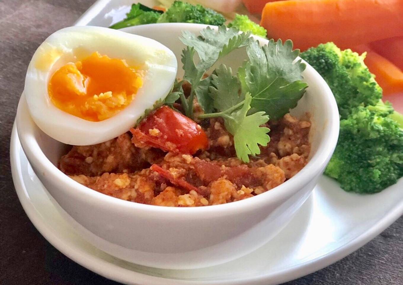 Nam Prik Ong Kai (Spicy chicken and Tomato dip)