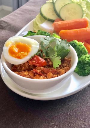 A picture of Nam Prik Ong Kai (Spicy chicken and Tomato dip).