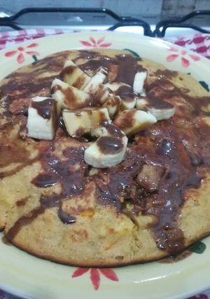Una foto de Pastel de Avena y Frutas con Salsa de Cacao y Miel