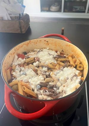 Una foto de Macarrones en olla de hierro. Versión libre