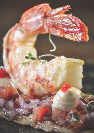 Una foto de Hojaldre de gambón con pico de gallo y mahonesa de sriracha